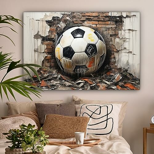 Tableau de ballon de football sur un mur en briques dans une chambre moderne.